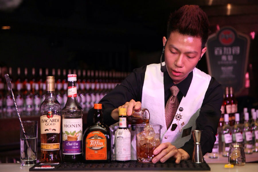 深圳寶安餐吧招聘調(diào)酒師一名，薪資（5500-7000）