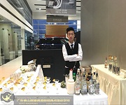 【佛山展翅調(diào)酒咖啡西點培訓學?！?017年3月17日佛山慶豐路暢捷豹路虎4S店邀請韋杰花式調(diào)酒演出節(jié)目嘉賓！